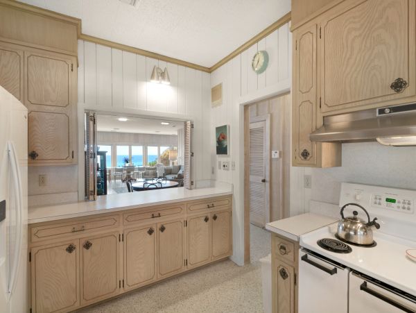 Seaside Bliss: Gulf-Front Retreat with Guest House and Stunning Views