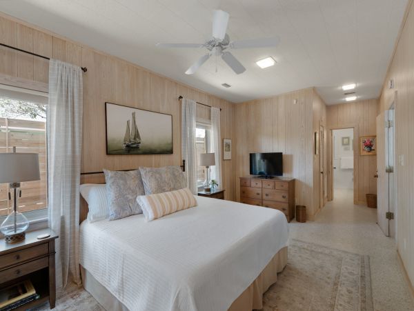 Seaside Bliss: Gulf-Front Retreat with Guest House and Stunning Views