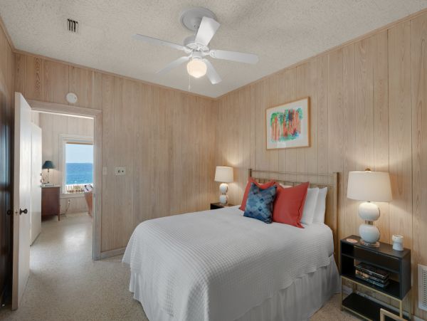 Seaside Bliss: Gulf-Front Retreat with Guest House and Stunning Views
