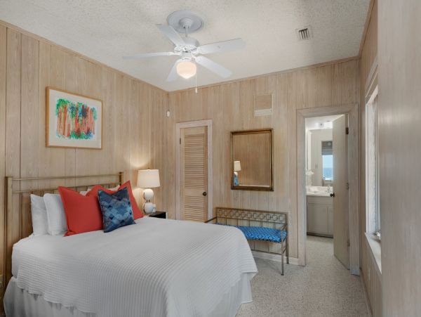Seaside Bliss: Gulf-Front Retreat with Guest House and Stunning Views