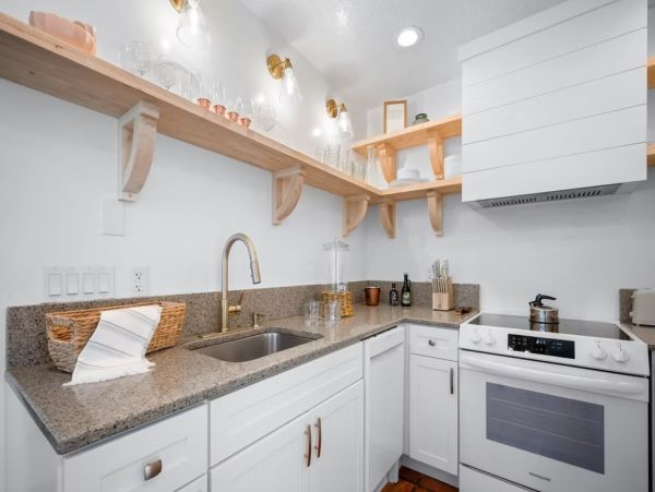 Holmes Beach Vacation Rental - 1-Bedroom Florida Cottage with Garden Patio & Gym