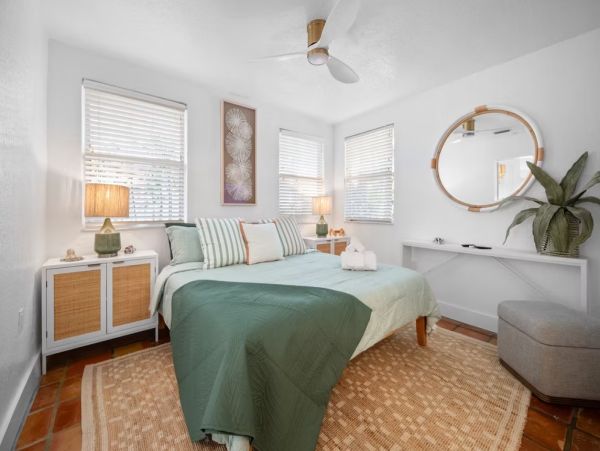 Holmes Beach Vacation Rental - 1-Bedroom Florida Cottage with Garden Patio & Gym