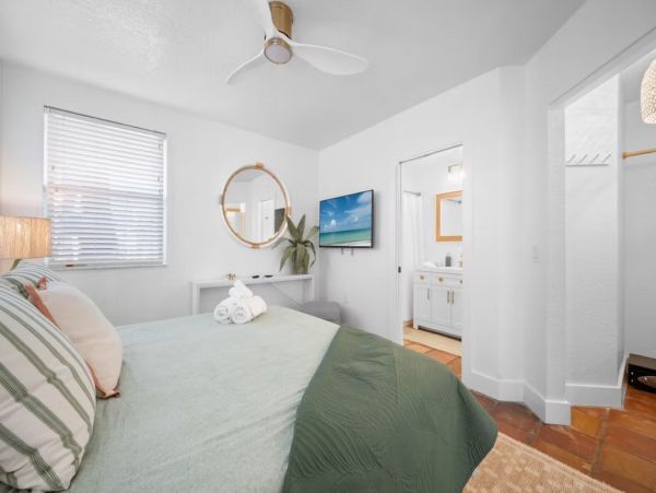 Holmes Beach Vacation Rental - 1-Bedroom Florida Cottage with Garden Patio & Gym