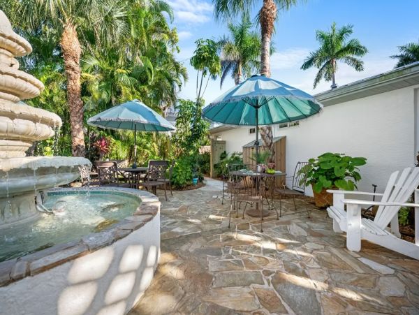 Holmes Beach Vacation Rental - 1-Bedroom Florida Cottage with Garden Patio & Gym
