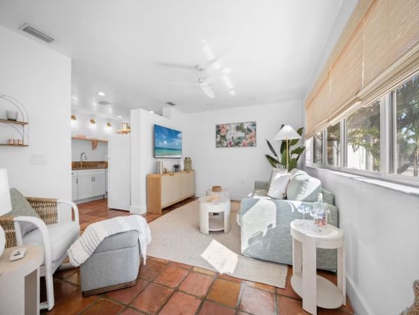 Holmes Beach Vacation Rental - 1-Bedroom Florida Cottage with Garden Patio & Gym