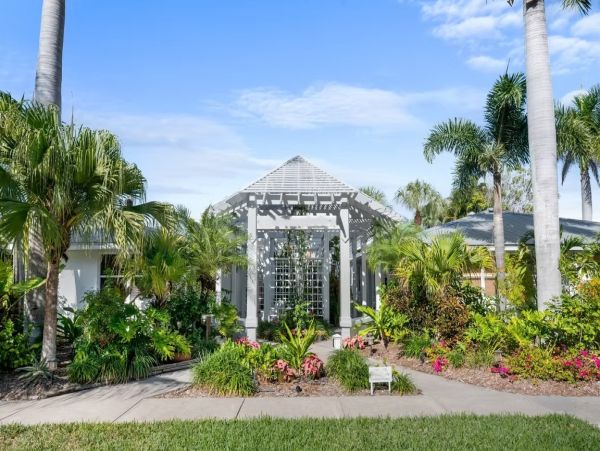 Holmes Beach Vacation Rental - 1-Bedroom Florida Cottage with Garden Patio & Gym