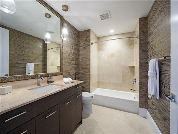 Posh Three-Bedroom Condominium in Naples Bay Views