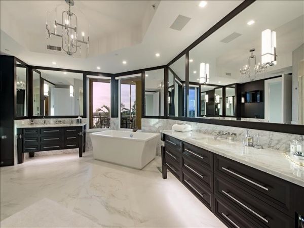 Posh Three-Bedroom Condominium in Naples Bay Views