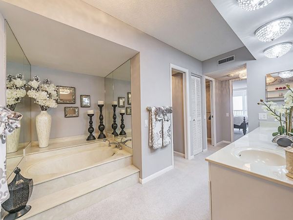 Beautiful Naples Vacation Condo with Communal Pool & Hot Tub