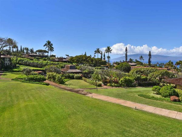 Fabulous 3 Bedroom Condo in Kaanapali with Communal Pool