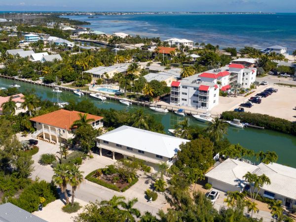 Short Walk to Beach Marathon Vacation Home With Private Pool