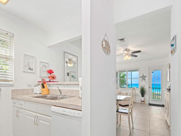 Longboat Key Gulf Front Condo with Direct Access to Beach, Access to Pool and BBQ Areas