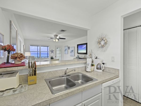 Longboat Key Gulf Front Condo with Direct Access to Beach, Access to Pool and BBQ Areas