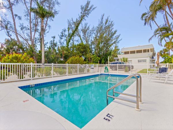 Longboat Key Gulf Front Condo with Direct Access to Beach, Access to Pool and BBQ Areas