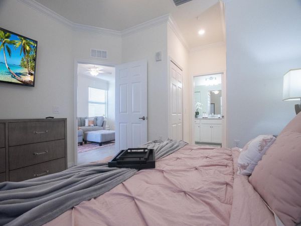 Luxury Stunning Condo in a Scenic Golf Community