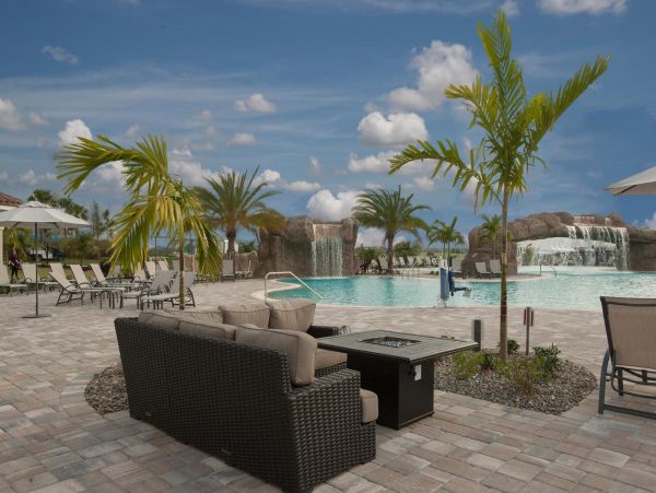 Luxury Stunning Condo in a Scenic Golf Community