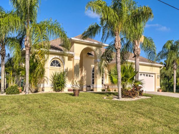 Charming Vacation Home with Pool and Boat Dock 6 Guests