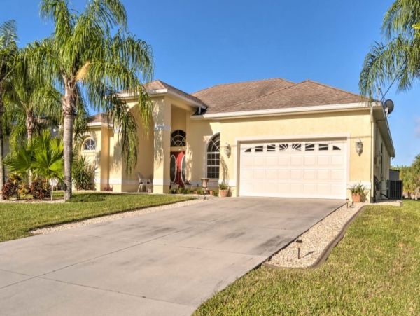 Charming Vacation Home with Pool and Boat Dock 6 Guests