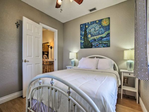 Hollywood Home 989595