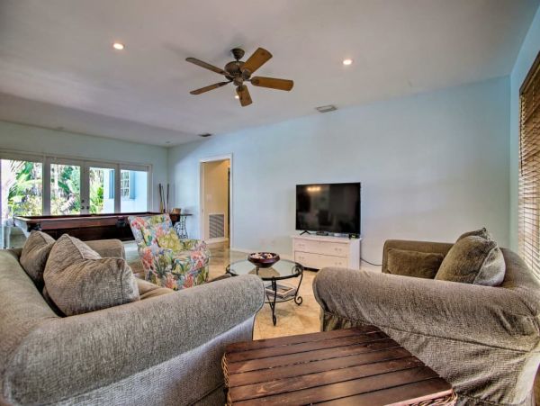 Hollywood Home 989644