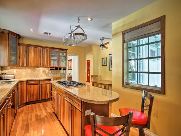 Hollywood Home 989644