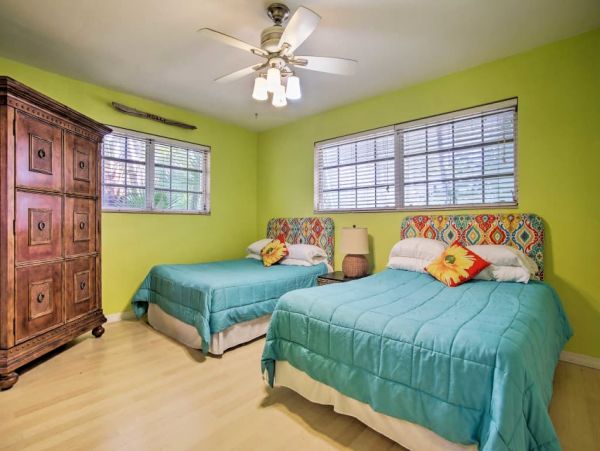Hollywood Home 989644