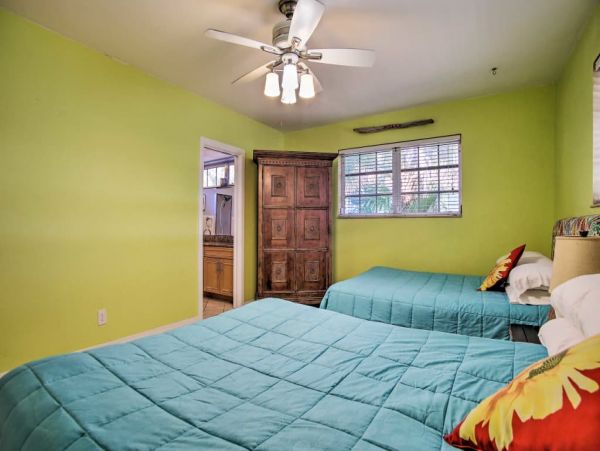 Hollywood Home 989644