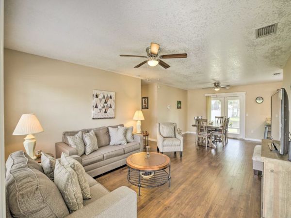 Three Bedroom Charming Vacation Home in North Port Six Guests
