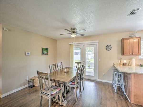 Three Bedroom Charming Vacation Home in North Port Six Guests