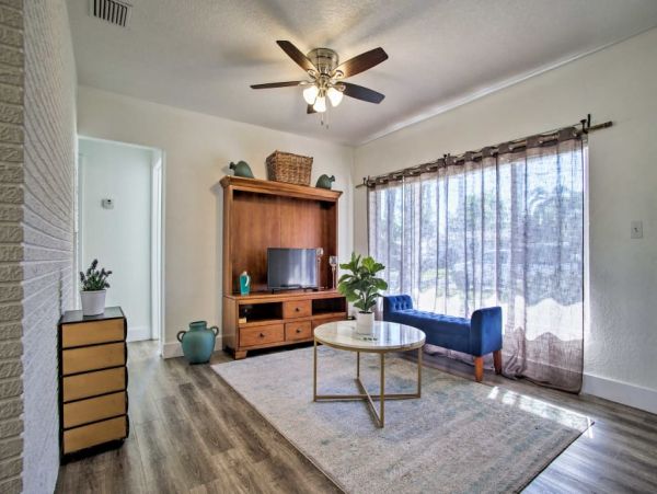 Hollywood Home 989665