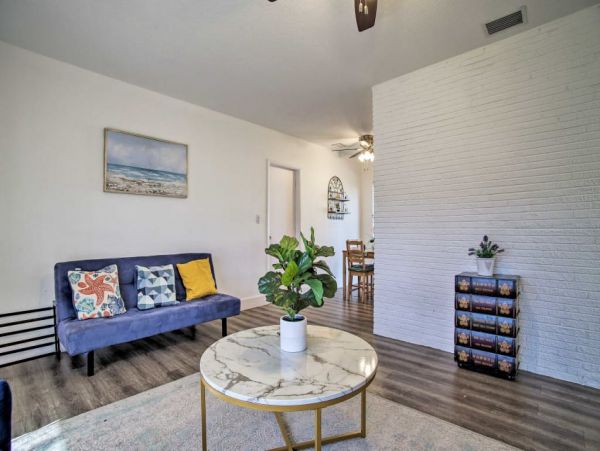 Hollywood Home 989665