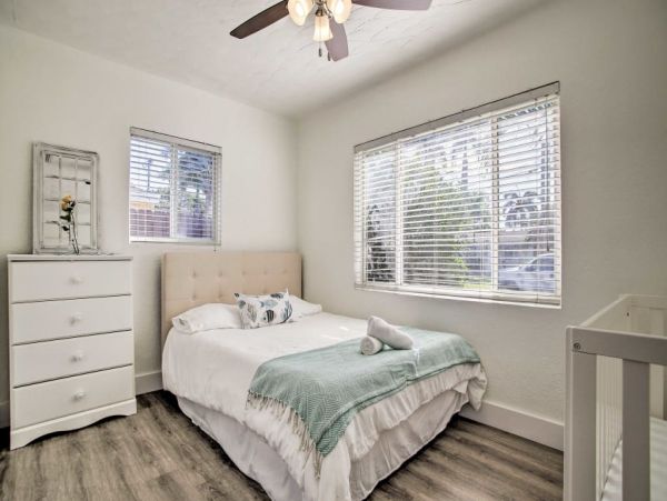 Hollywood Home 989665