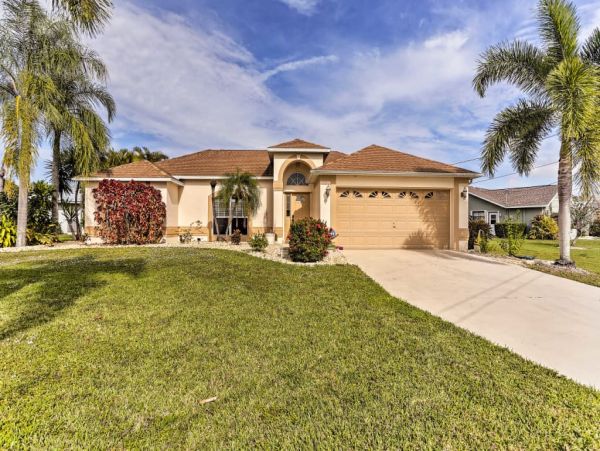 Three Bedroom Cape Coral Vacation Home with Pool & Boat Dock