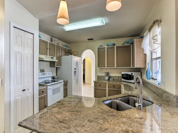 Three Bedroom Cape Coral Vacation Home with Pool & Boat Dock