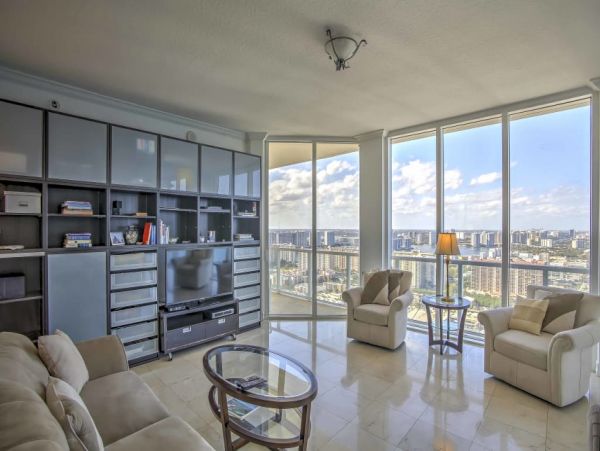 Hollywood Home 989741