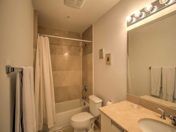 Hollywood Home 989741