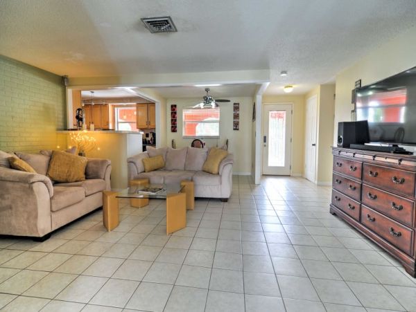 St. Petersburg Home 989758