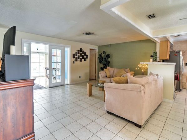St. Petersburg Home 989758