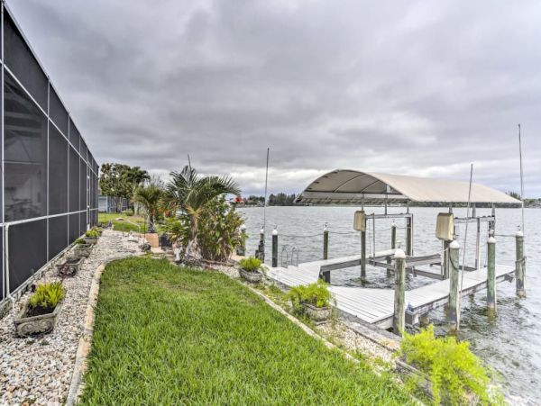 Cape Coral Three Bedroom Lake Front Vacation Rental