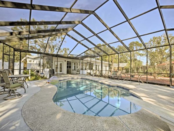 Tampa 4 Bedroom Home with Beautiful Lake View
