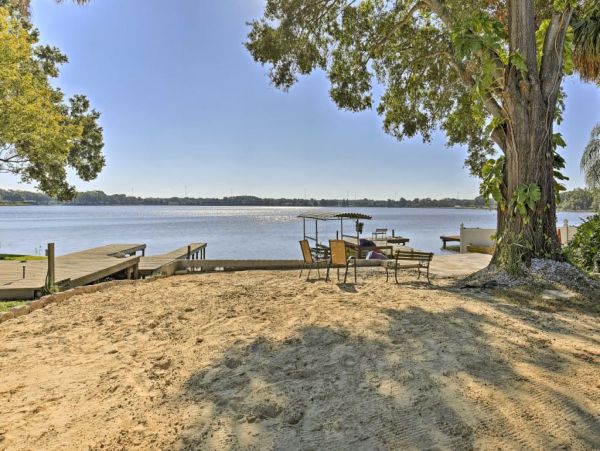 Tampa 4 Bedroom Home with Beautiful Lake View