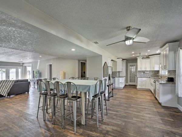 Tampa 4 Bedroom Home with Beautiful Lake View