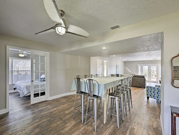 Tampa 4 Bedroom Home with Beautiful Lake View