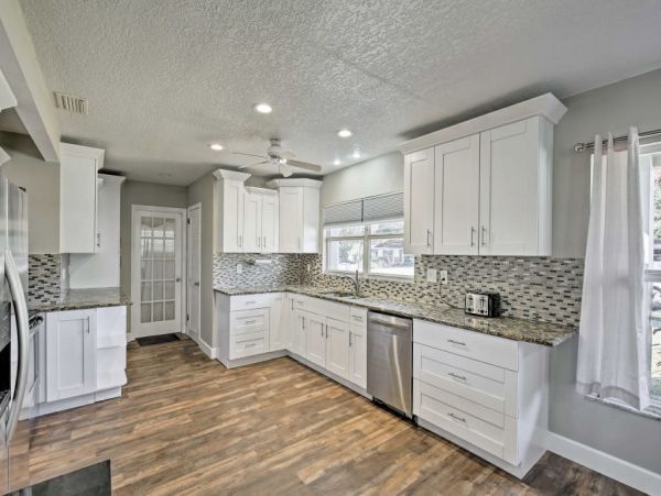 Tampa 4 Bedroom Home with Beautiful Lake View
