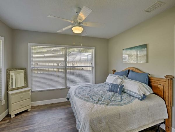 Tampa 4 Bedroom Home with Beautiful Lake View