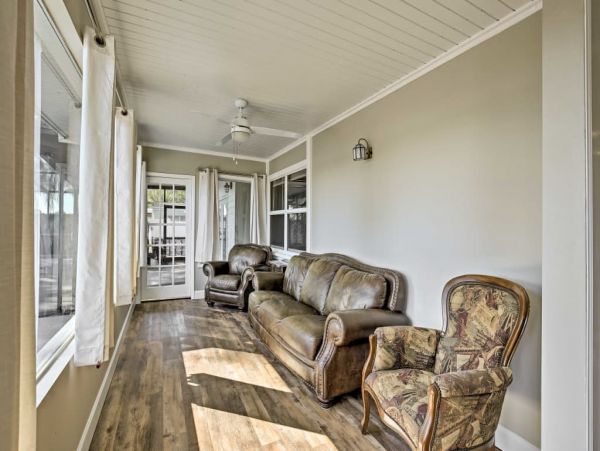 Tampa 4 Bedroom Home with Beautiful Lake View