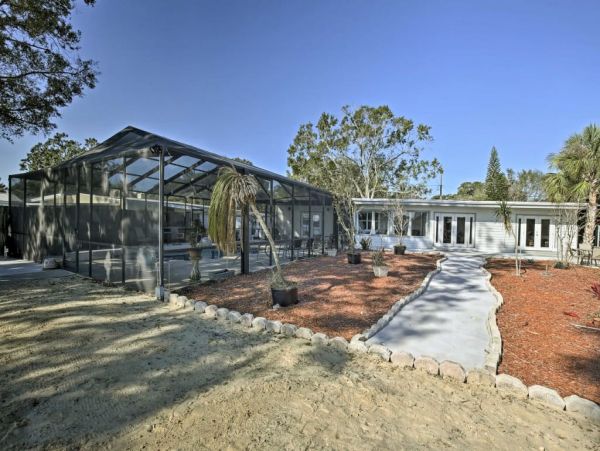 Tampa 4 Bedroom Home with Beautiful Lake View