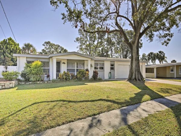 Tampa 4 Bedroom Home with Beautiful Lake View