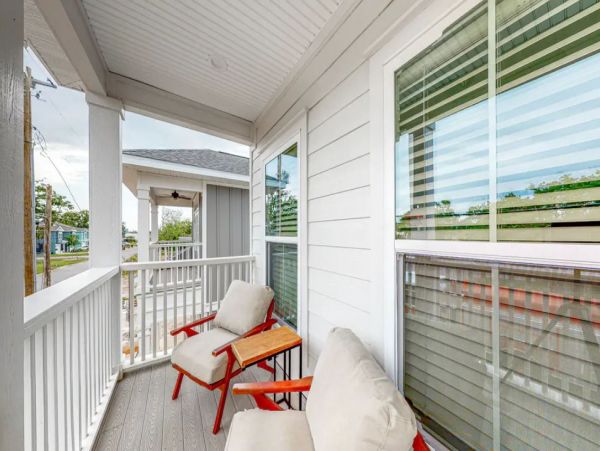 Charming Vacation Home Rental on Pensacola Sleeps 8 Guests