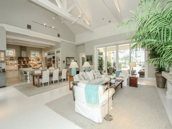 Short Walk to Beach Naples Vacation Home Private Caged Pool